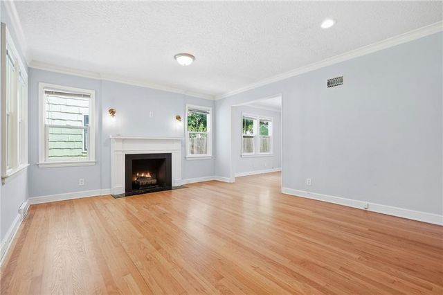 1009 W 77th Street, Kansas City, MO 64114