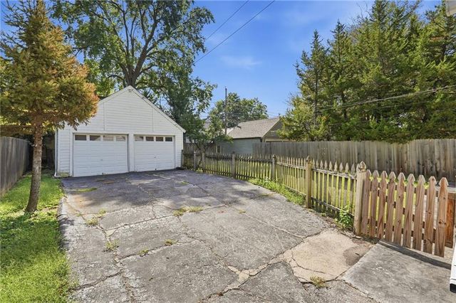 1009 W 77th Street, Kansas City, MO 64114