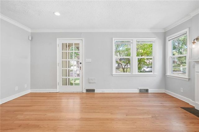 1009 W 77th Street, Kansas City, MO 64114