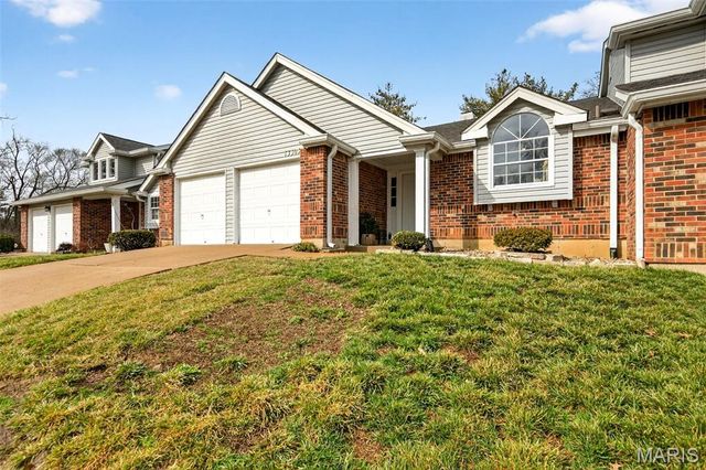 13305 Woodlake Village Court, Chesterfield, MO 63141