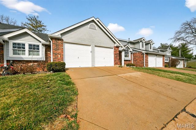 13305 Woodlake Village Court, Chesterfield, MO 63141