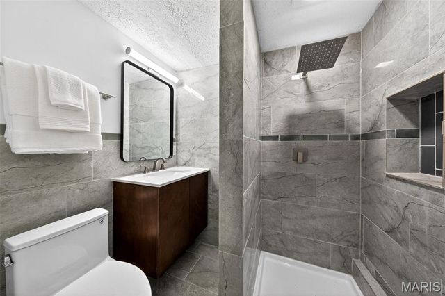 13305 Woodlake Village Court, Chesterfield, MO 63141