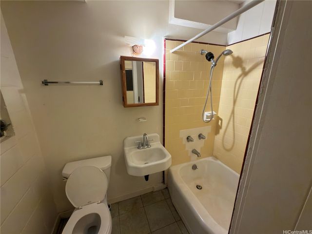 818 University Avenue 5, Honolulu, HI 96826