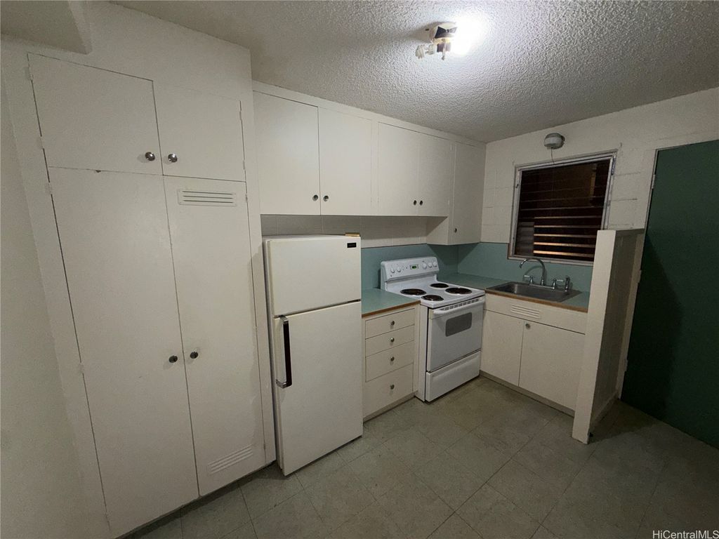 818 University Avenue 5, Honolulu, HI 96826