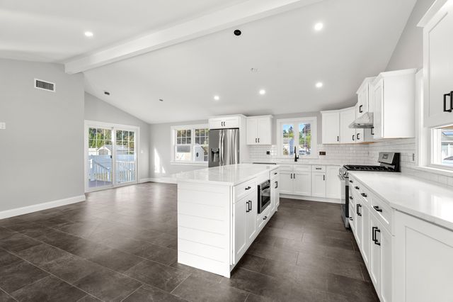36 Macarthur Blvd, Danvers, MA 01923