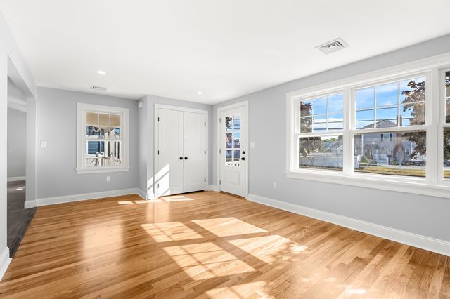 36 Macarthur Blvd, Danvers, MA 01923