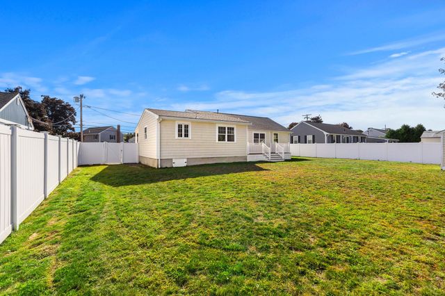36 Macarthur Blvd, Danvers, MA 01923