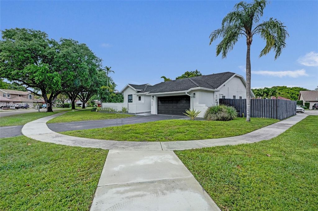 5790 SW 88th Ave, Cooper City, FL 33328