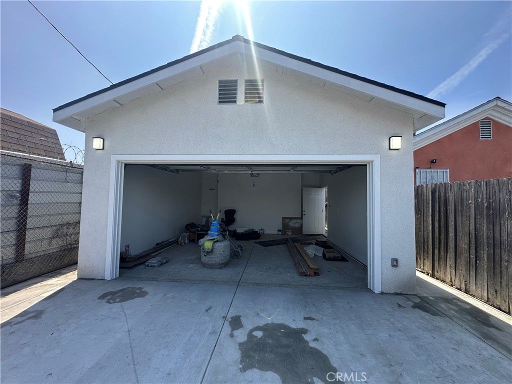 Image 15 of property listing at 2411 E 113th, Los Angeles, CA 90059