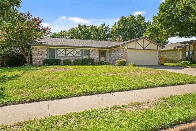 2917 Highgate Lane, Bedford, TX 76021