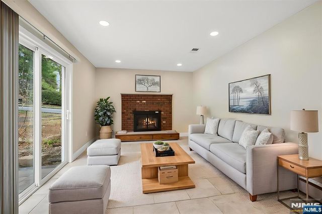 61 N Hillside Avenue, Roxbury Township, NJ 07876