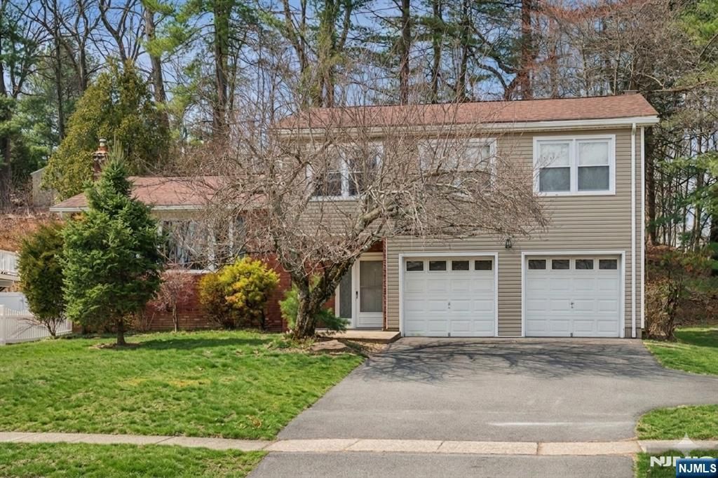 61 N Hillside Avenue, Roxbury Township, NJ 07876