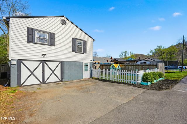 450 South Riverside Drive, Elizabethton, TN 37643