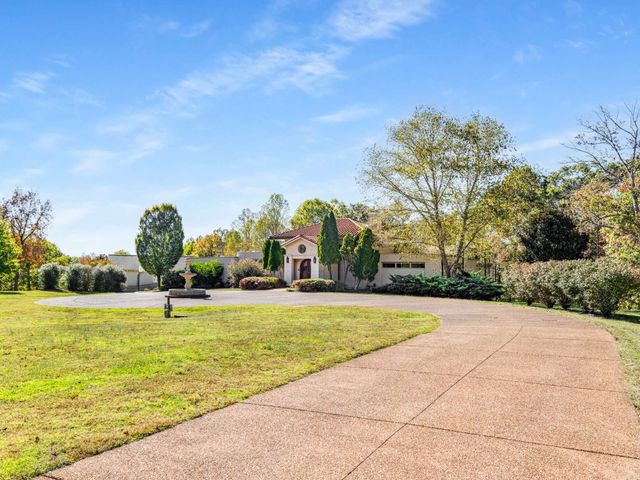 1032 Forest Dr, Kingston Springs, TN 37082