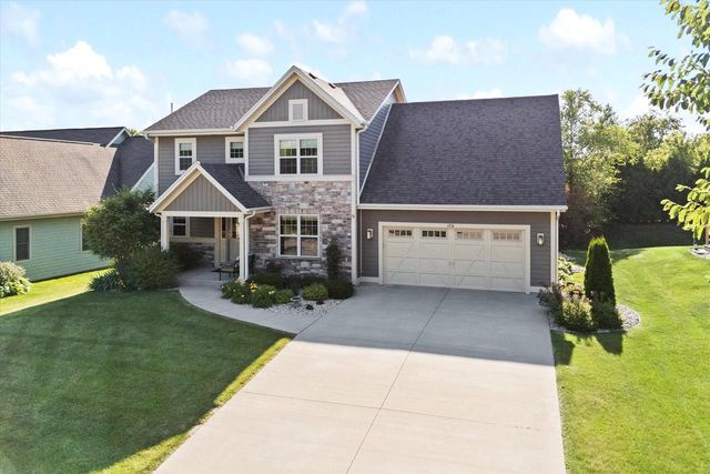 1716 Highlandview DRIVE, West Bend, WI 53095