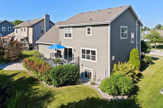 1716 Highlandview DRIVE, West Bend, WI 53095