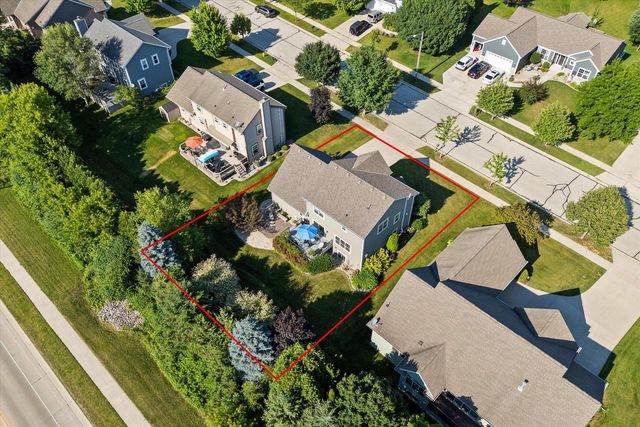 1716 Highlandview DRIVE, West Bend, WI 53095