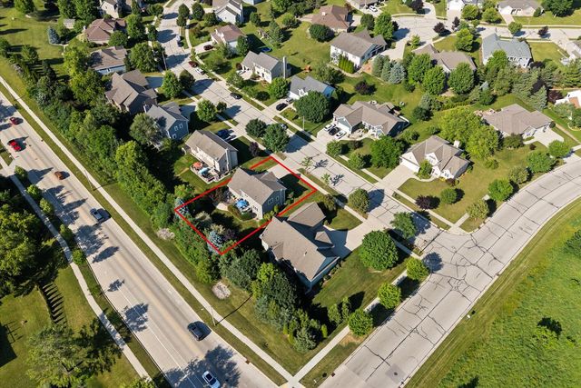 1716 Highlandview DRIVE, West Bend, WI 53095