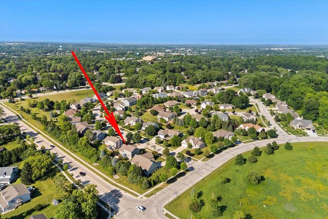 1716 Highlandview DRIVE, West Bend, WI 53095