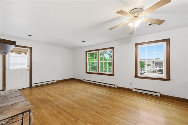 24 Ivy Home RD, Hampton, VA 23669