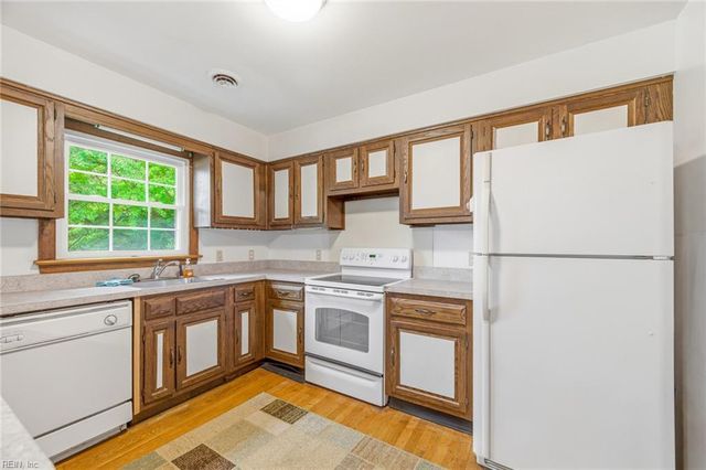 24 Ivy Home RD, Hampton, VA 23669