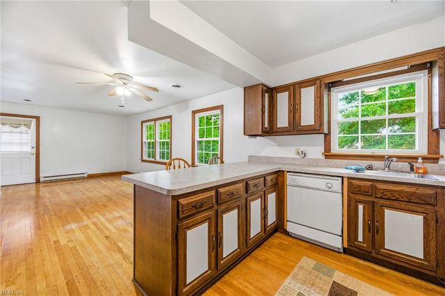24 Ivy Home RD, Hampton, VA 23669