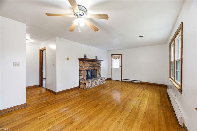24 Ivy Home RD, Hampton, VA 23669