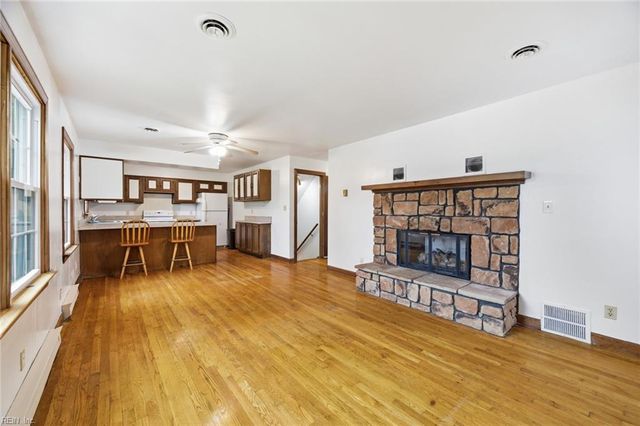 24 Ivy Home RD, Hampton, VA 23669