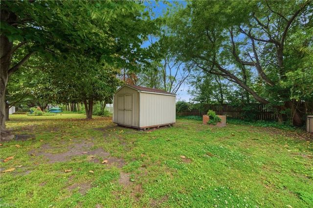 24 Ivy Home RD, Hampton, VA 23669
