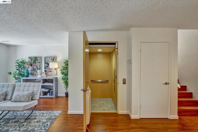 1175 Island Dr, Alameda, CA 94502