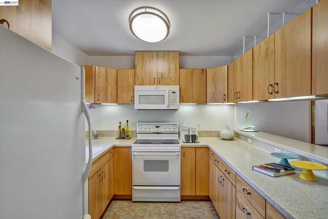 1175 Island Dr, Alameda, CA 94502