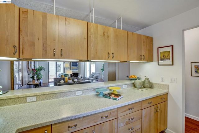1175 Island Dr, Alameda, CA 94502