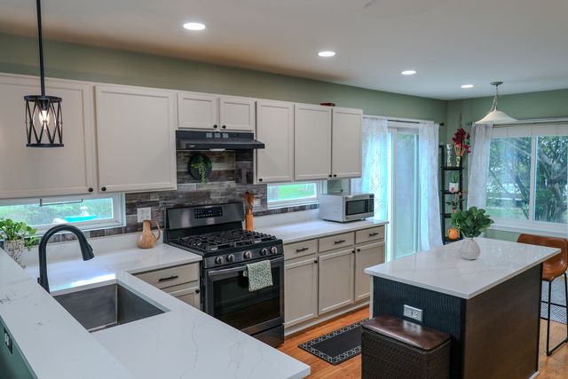 4481 W Butternut Lane, Waukegan, IL 60085
