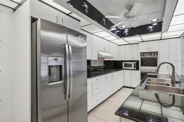 3646 GLENEAGLE DRIVE 10B, Sarasota, FL 34238