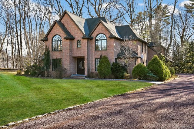 3 Chestnut Court, Old Westbury, NY 11568