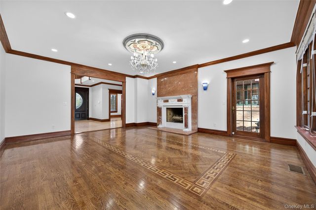 3 Chestnut Court, Old Westbury, NY 11568