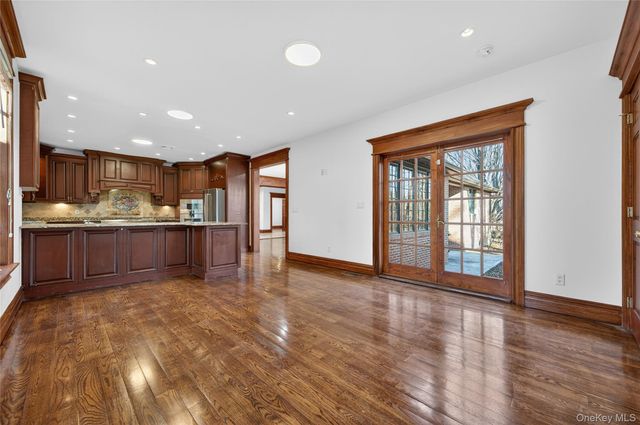 3 Chestnut Court, Old Westbury, NY 11568