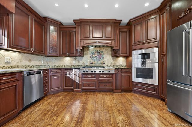 3 Chestnut Court, Old Westbury, NY 11568