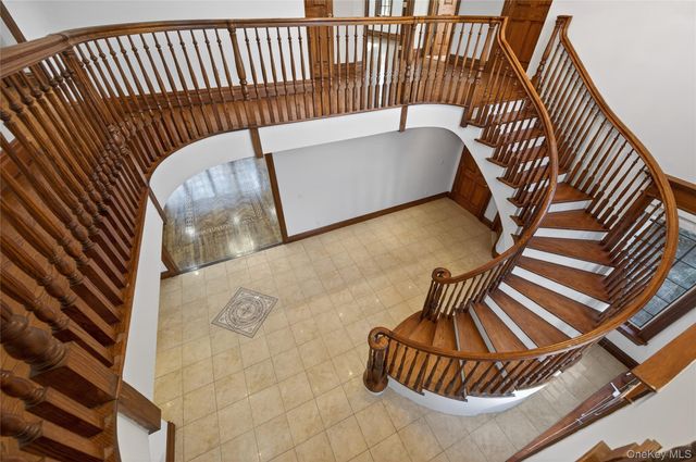 3 Chestnut Court, Old Westbury, NY 11568