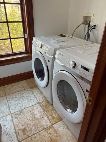 3 Chestnut Court, Old Westbury, NY 11568