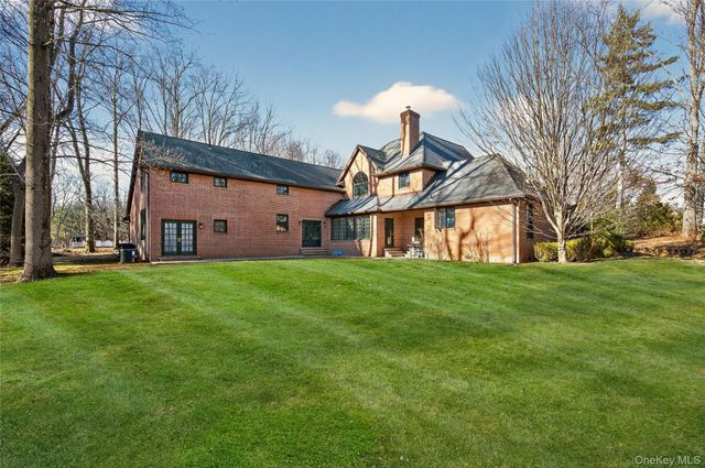 3 Chestnut Court, Old Westbury, NY 11568