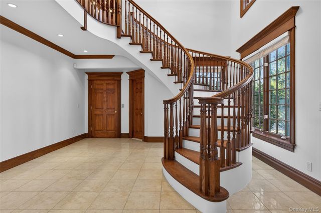 3 Chestnut Court, Old Westbury, NY 11568