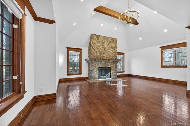 3 Chestnut Court, Old Westbury, NY 11568