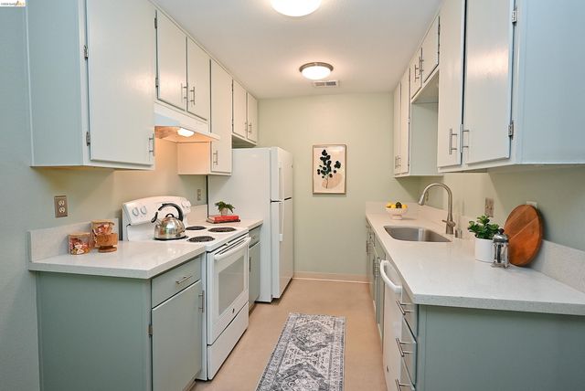 40 Emery Bay Dr, Emeryville, CA 94608