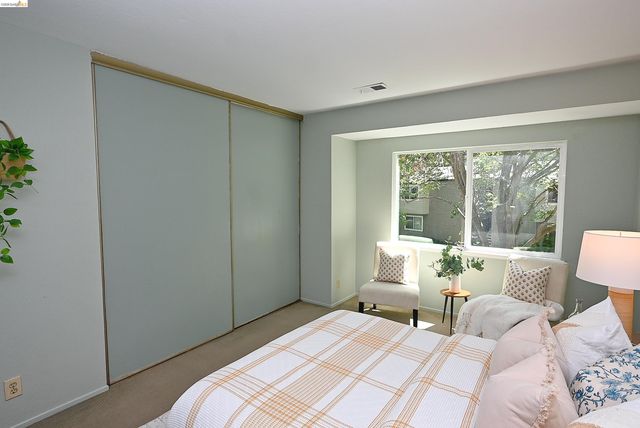 40 Emery Bay Dr, Emeryville, CA 94608