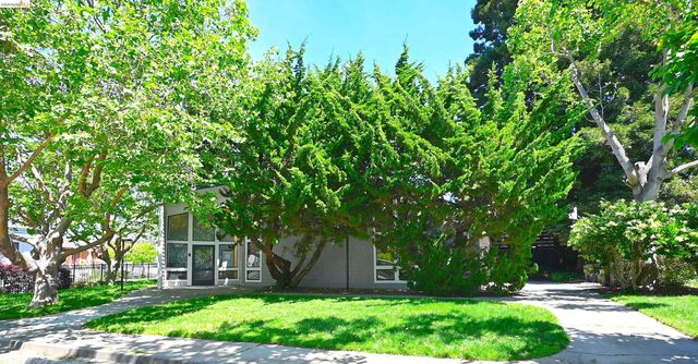 40 Emery Bay Dr, Emeryville, CA 94608