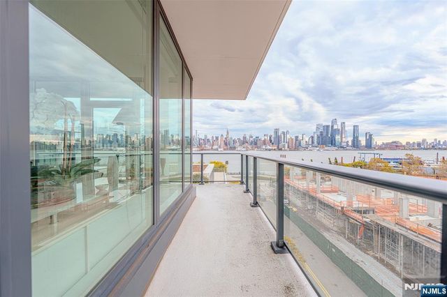 1200 Avenue At Port Imperial 516, Weehawken, NJ 07086