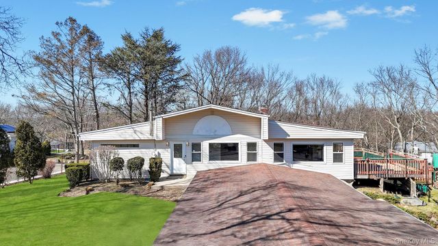 39 Sycamore Avenue, Farmingville, NY 11738