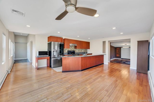 39 Sycamore Avenue, Farmingville, NY 11738