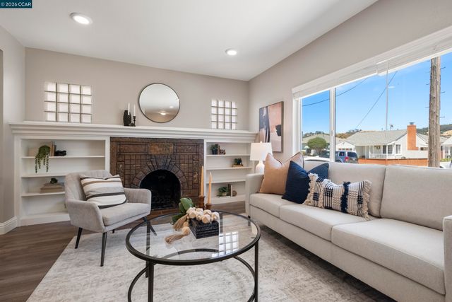 943 36Th St, Richmond, CA 94805